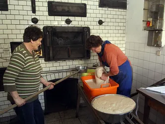 Elfriede Schmutz im Backhaus